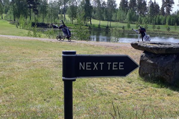 Next tee-skyltar