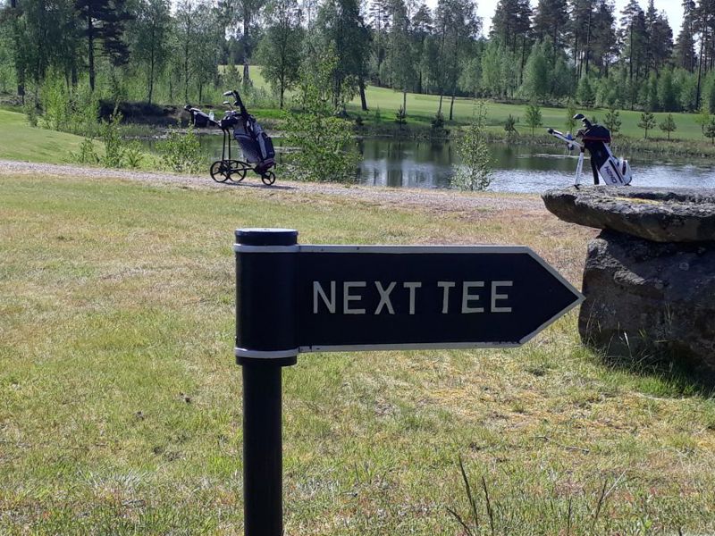 Next tee-skyltar